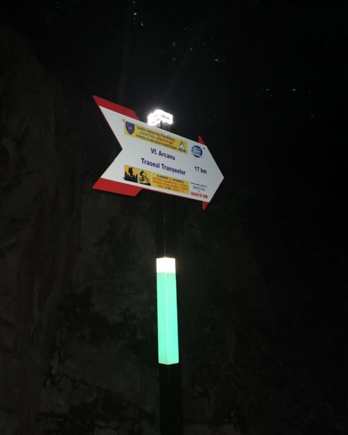 Inovație pe traseele montane: stâlpi cu lămpi solare pentru siguranța turiștilor