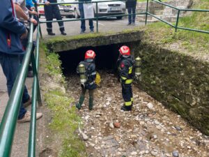 Alarma în Brașov: Apa pârâului Graft invadează rețeaua de canalizare