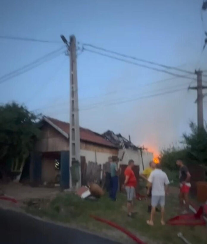 Incendiu devastator în Runcu: Două case cuprinse de flăcări