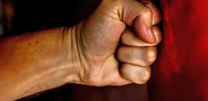Violenta în familie: un bărbat reținut după agresiuni asupra soției și ginerelui