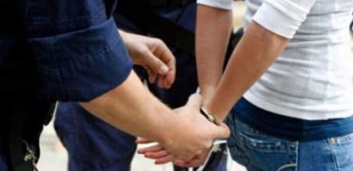 Agresiune în Aninoasa: Nepot reținut după ce și-a lovit unchiul cu o halbă
