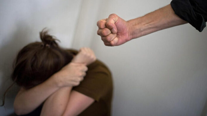 Conflict violent între iubitori: o femeie atacată de partenerul mai tânăr