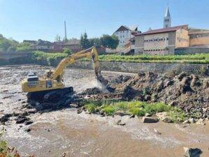 Lucrări de decolmatare a râului Săsar în Baia Mare pentru un mediu mai curat