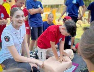 Voluntarii din Baia Mare educă tinerii în tehnici de prim ajutor la tabăra creștină
