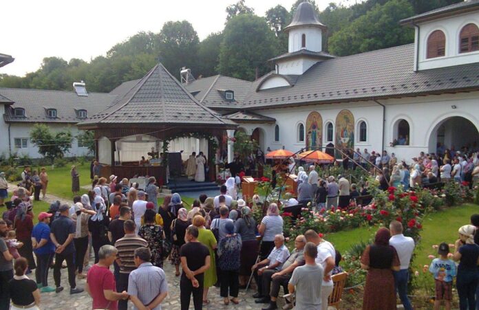 Hramul Mănăstirii «Sfânta Treime» de la Strâmba-Jiu: O zi de sărbătoare pentru comunitate