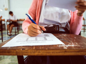 Doi elevi din Maramureș excluși de la examenul de Bacalaureat pentru utilizarea telefoanelor mobile