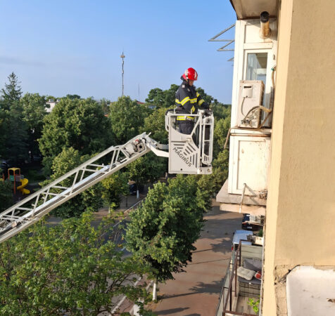 Pompierii salvează o femeie de 63 de ani blocată în apartament