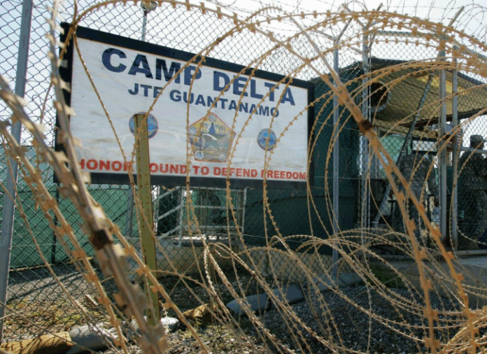 Români în închisoare: 100 de migranți transferați în SUA la Guantanamo