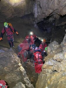 Salvamont Brașov desfășoară un exercițiu complex de salvare din subteran