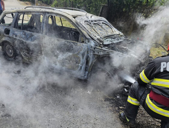 Un autoturism a fost cuprins de flăcări în localitatea Zboiu