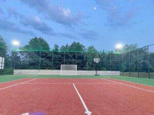Iluminatul nocturn transformă terenul de fotbal din Tăuții-Măgherăuș