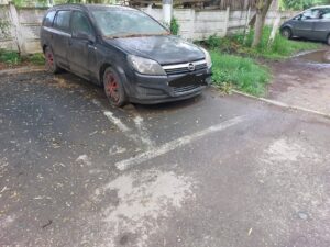 Acțiune de ridicare a autoturismelor abandonate pe domeniul public într-o localitate din județul Brașov