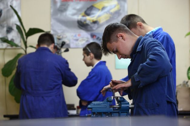 Oportunități de stagii plătite la Comisia Europeană pentru tinerii din școli profesionale