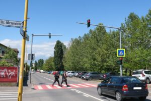 Semafor inteligent testat la Brașov, care devine roșu pentru șoferii care depășesc viteza legală