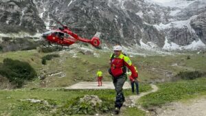 Salvarea turiștilor străini din Munții Bucegi de către elicopterul SMURD Brașov