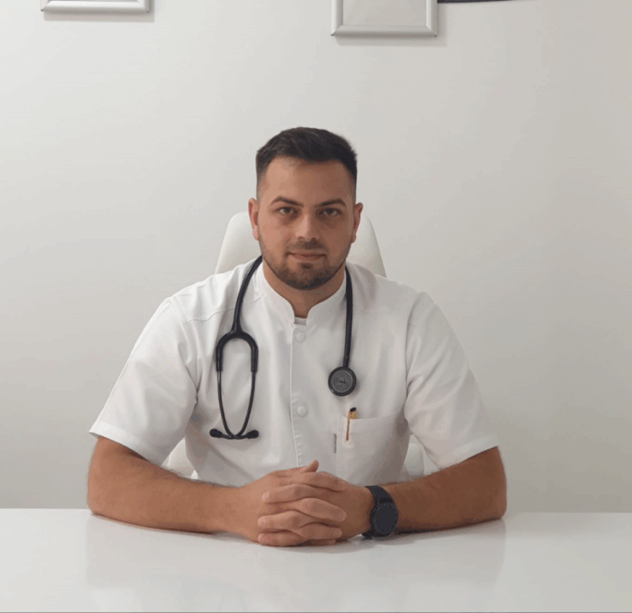Un medic renunță la funcția de consilier local pentru a se concentra pe cariera sa