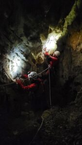 Salvamont Brașov desfășoară antrenamente în cea mai adâncă peșteră a țării
