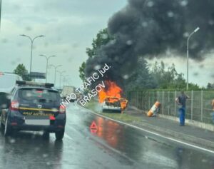 Incendiu surprinzător în Brașov: un autoturism a luat foc în trafic