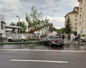 Accident în Brașov: un stâlp a fost doborât de un autoturism