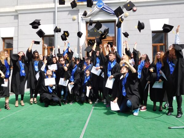 Beneficii pentru absolvenții din Olt: servicii gratuite și indemnizație de șomaj