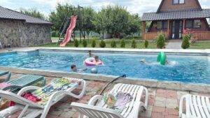 O zi de neuitat la piscină pentru copiii din sistemul de protecție