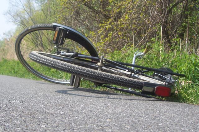 Accident pe bicicletă: un băiat de 13 ani rănit grav