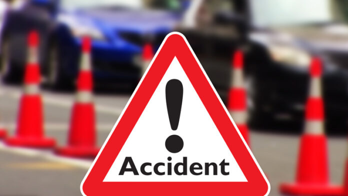 Accident grav la Scoarța: trei tineri răniți după o coliziune cu un pom