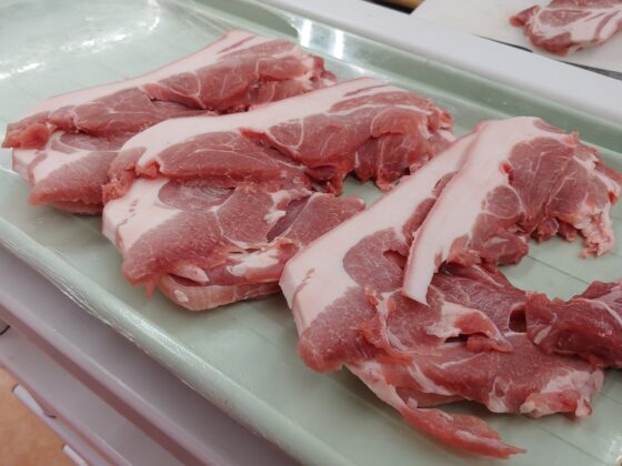 Află de unde provine carnea de porc din supermarketurile românești