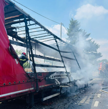 Incendiu pe un șantier: un TIR a luat foc în Ghimpați