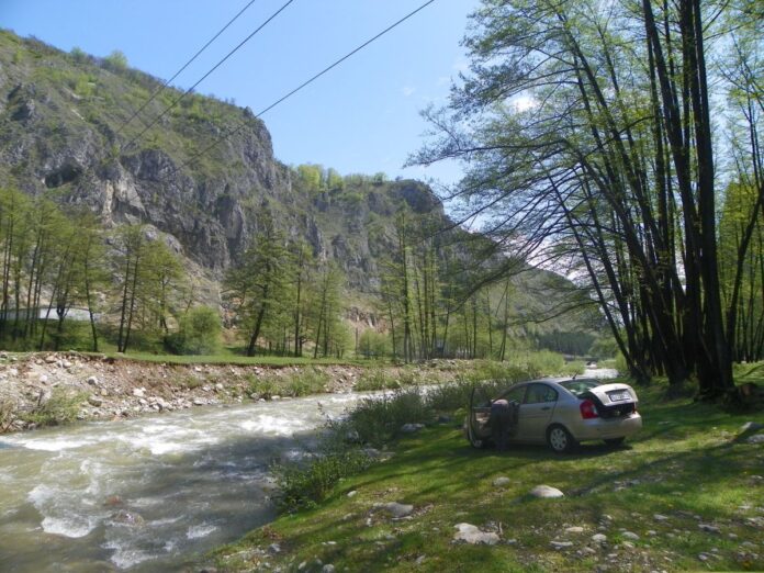 Descoperă minunatele Cheile Galbenului și Peștera Muierilor din Ţara Jiului de Sus