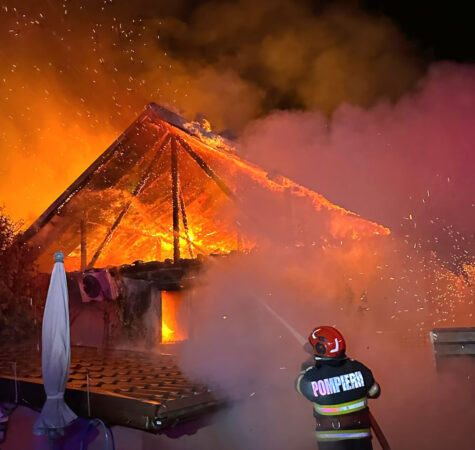 Casa distrusă de flăcări în Dobreni