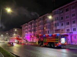 Incendiu declanșat pe acoperișul unui bloc din Brașov
