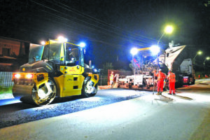 Asfaltări nocturne în Baia Mare pentru îmbunătățirea infrastructurii