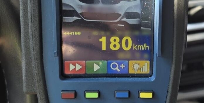 Șoferiță prinsă cu viteza excesivă pe Drumul Expres 12, fără permis de conducere