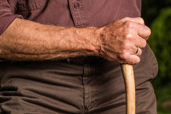 Impactul impozitării pensiilor pe sănătate: cât pierd pensionarii români?