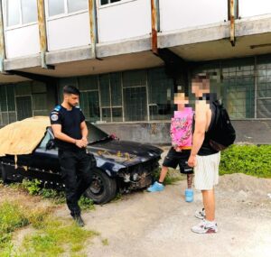 Doi tineri din Brașov, prinși cu droguri după ce au spart o mașină abandonată