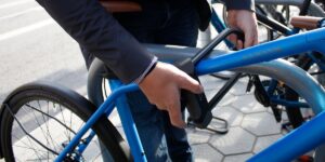 Bărbat reținut pentru furtul unei biciclete din parcarea Bibliotecii Județene Brașov