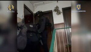 Femeie din Brașov reținută pentru trafic de droguri, copiii ei preluați de autorități