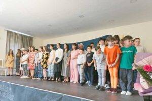 Micii actori din Baia Sprie încântă publicul cu o seară teatrală memorabilă