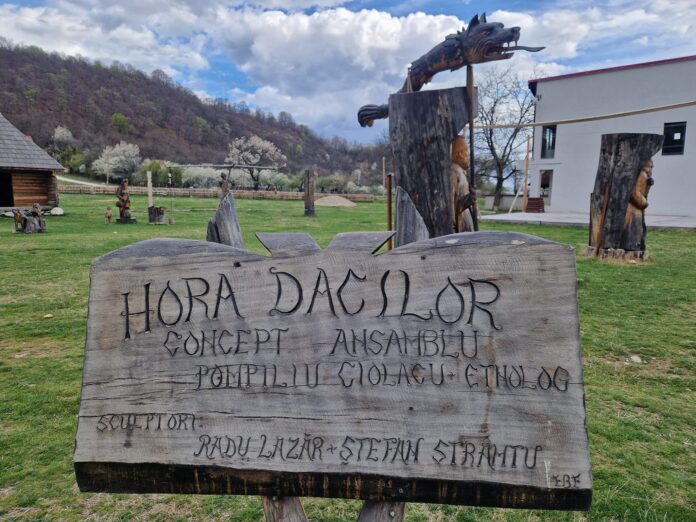 Meșteșugari din trei județe participă la Tabăra de sculptură de la Polovragi