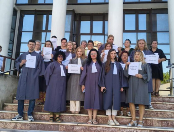 Grefierii din Giurgiu protestează împotriva plafonării sporului de muncă
