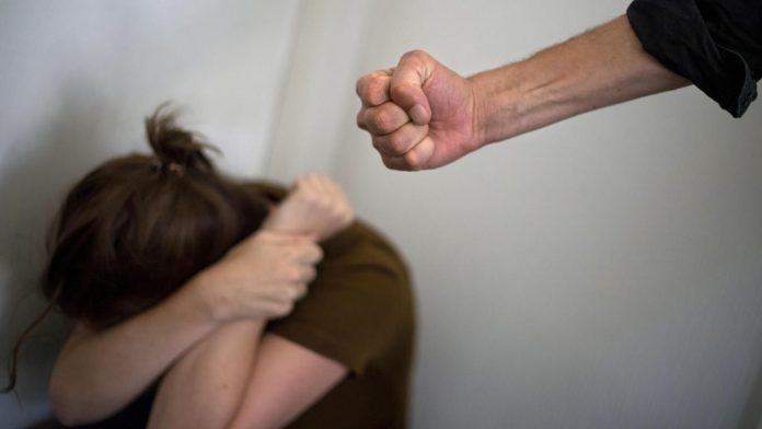 Tânără agresată de concubin, poliția intervine