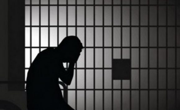 Condamnare severă pentru bărbatul din Olt care și-a omorât prietenul cu un topor