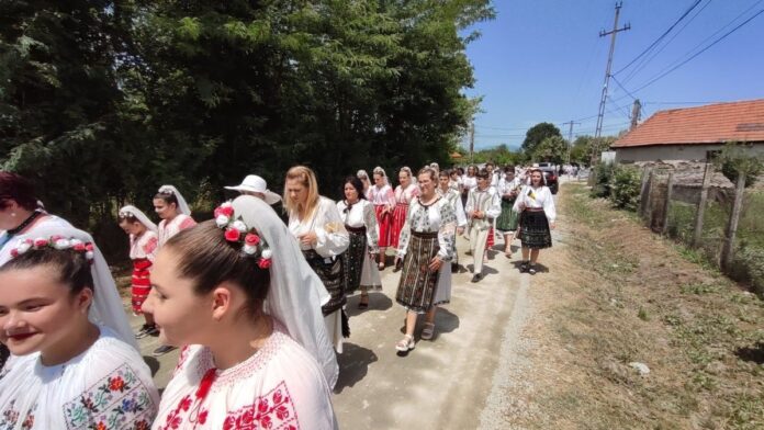 Festivalul RomânIA Autentică aduce tradiția la viață în Hobița