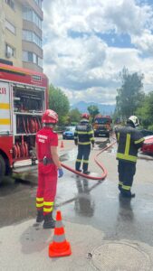 Incendiu de proporții la un bloc din Brașov: evacuări și intervenții rapide