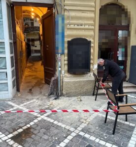 Pericole în centrul Brașovului: căderi de elemente de construcție după furtună