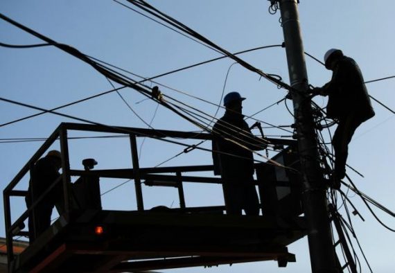 Intervenții nocturne pentru restabilirea energiei electrice în Olt, Dolj, Teleorman și Vâlcea