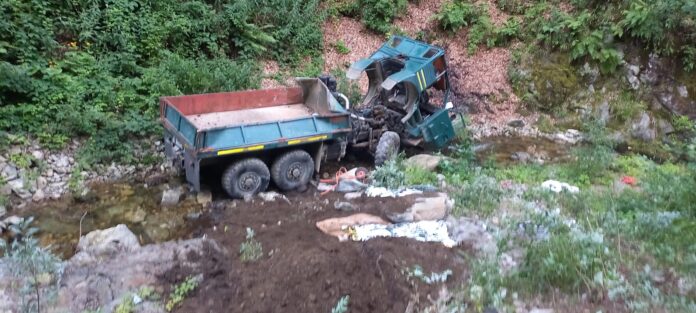 Tragedie pe un drum forestier din Peștișani: două persoane decedate și mai multe rănite
