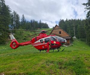 Elicopter SMURD în acțiune pentru o intervenție de urgență la Cabana Postăvaru