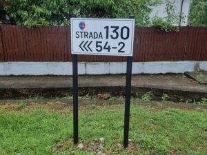 Indicatoarele stradale din Tăuții Măgherăuș primesc un facelift modern